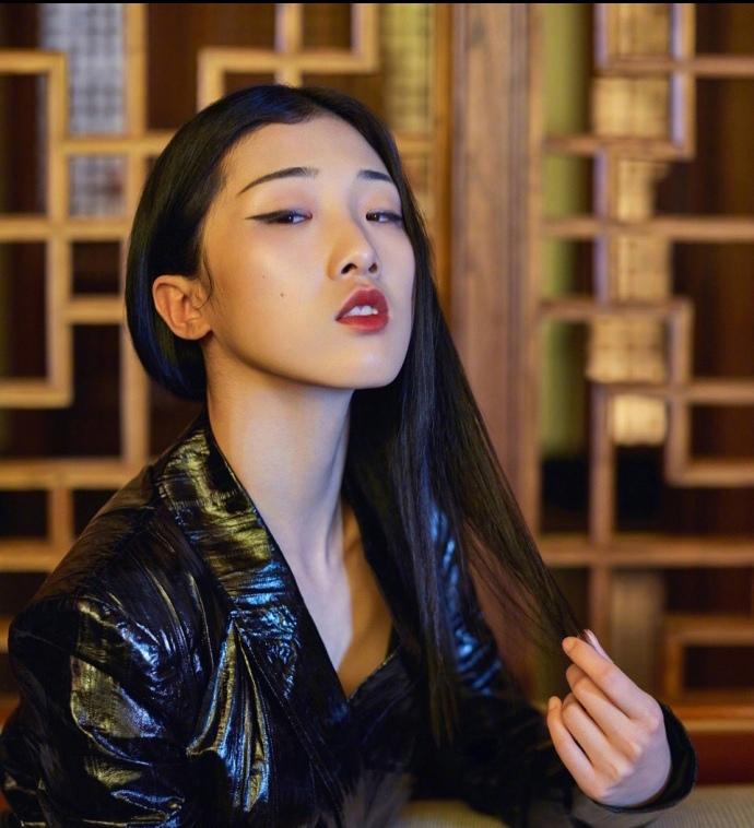 火箭少女101成員孟美岐和yamy拍攝的時(shí)尚雜志照片