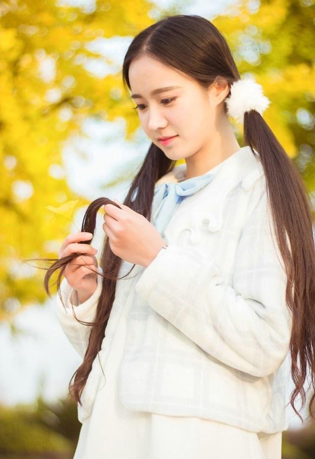 呆萌可愛的雙馬尾長發(fā)正妹寫真