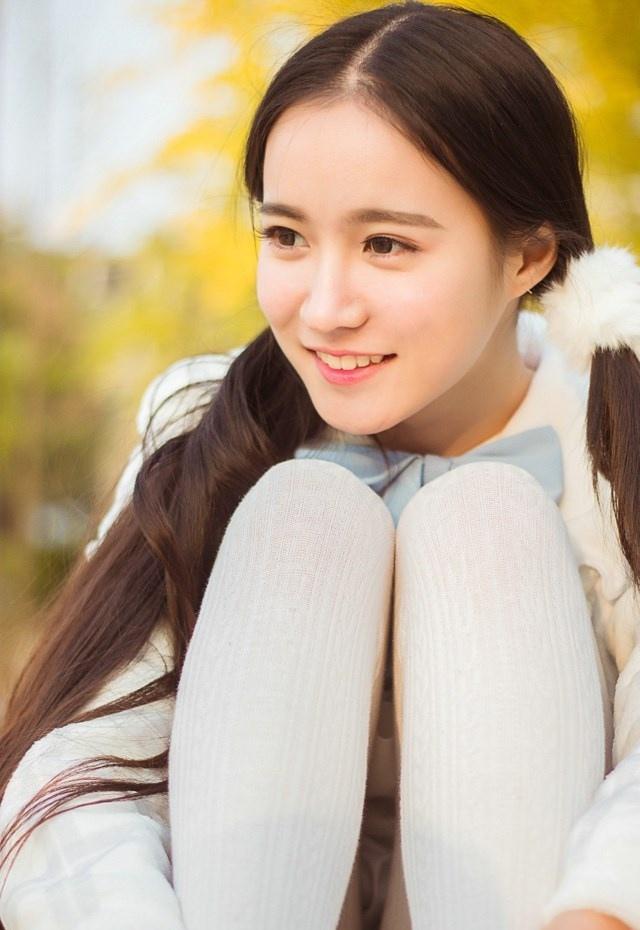 呆萌可愛的雙馬尾長發(fā)正妹寫真