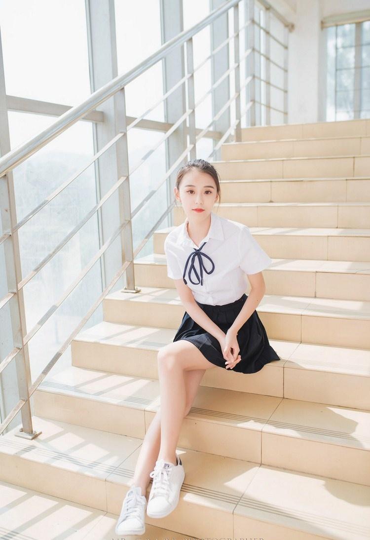 短裙校園美女多表情寫真圖片