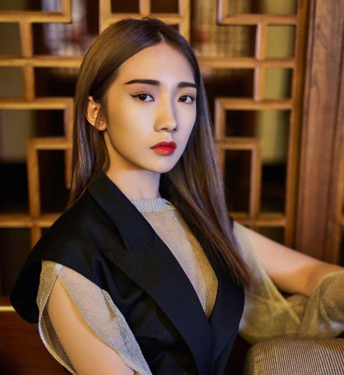 火箭少女101成員孟美岐和yamy拍攝的時(shí)尚雜志照片