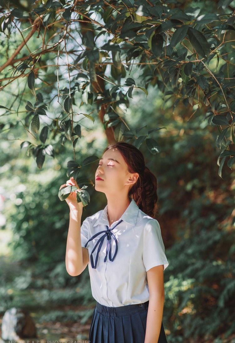 短裙校園美女多表情寫真圖片