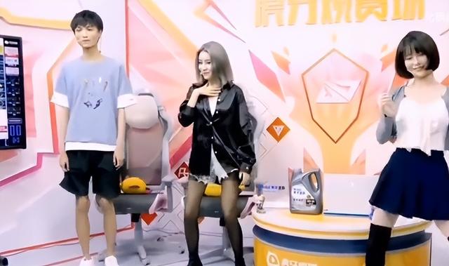 LOL北楓直播生涯名場面，和黑絲美女一起跳舞，他真的開始慌了