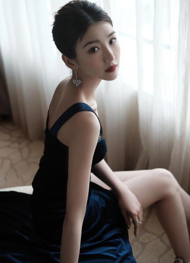 八位美女寫(xiě)真，風(fēng)姿綽約小天仙，驚鴻一瞥清流溪，有你喜歡的嗎？