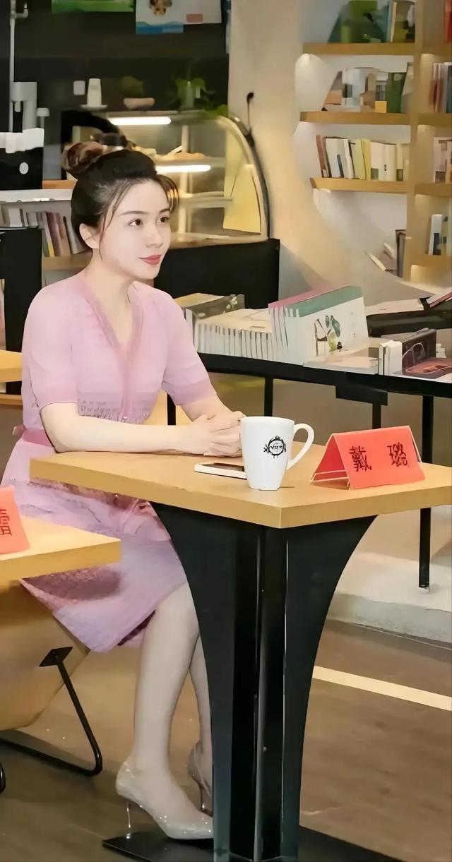 婚內(nèi)出軌副市長的美女副局長——戴璐(戴璐視頻)