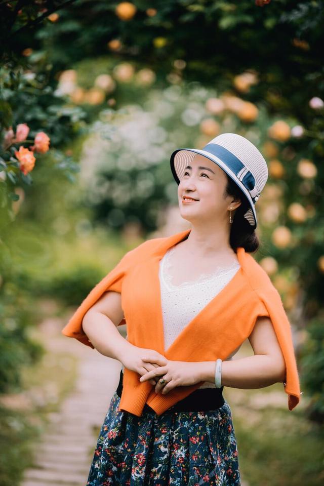中年女士拍照姿勢推薦，8個姿勢必須掌握，拍照自然有氣質