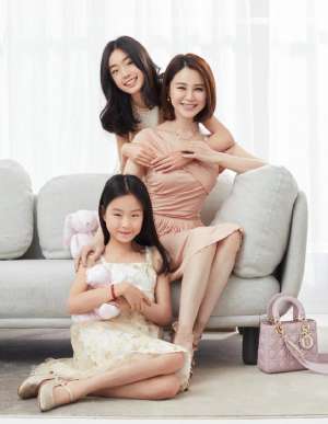 女人裸下部圖(她是佟大為的妻子，今穿裸粉色連衣裙嫩如少女，同框女兒更像姐妹)