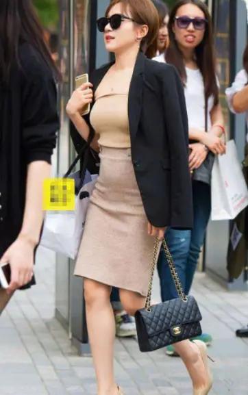 冷艷豐滿美女的制服誘惑，性感嬌俏肥胸翹臀，楚楚動(dòng)人！