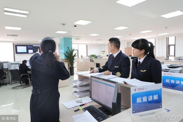 24歲美女駕民航客機(jī)一周飛四趟，從不穿裙子，第一次飛行滿手是汗