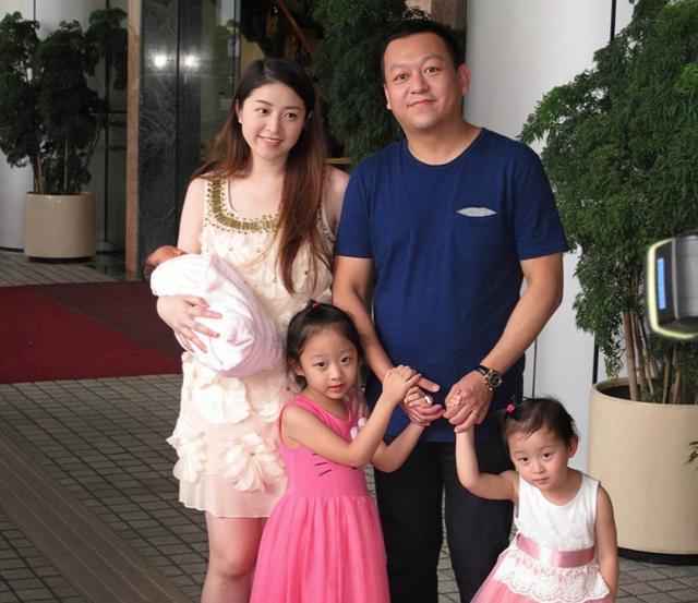 香港知名女星愛上空中瑜伽，大秀豐滿好身材，因裙子太透疑走光