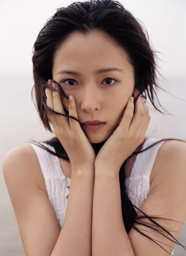 “自帶苦相”的九位女星，個(gè)個(gè)愁容滿面，演什么都喪，太吃虧了