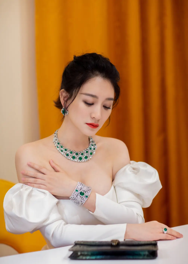 “自帶苦相”的九位女星，個(gè)個(gè)愁容滿面，演什么都喪，太吃虧了