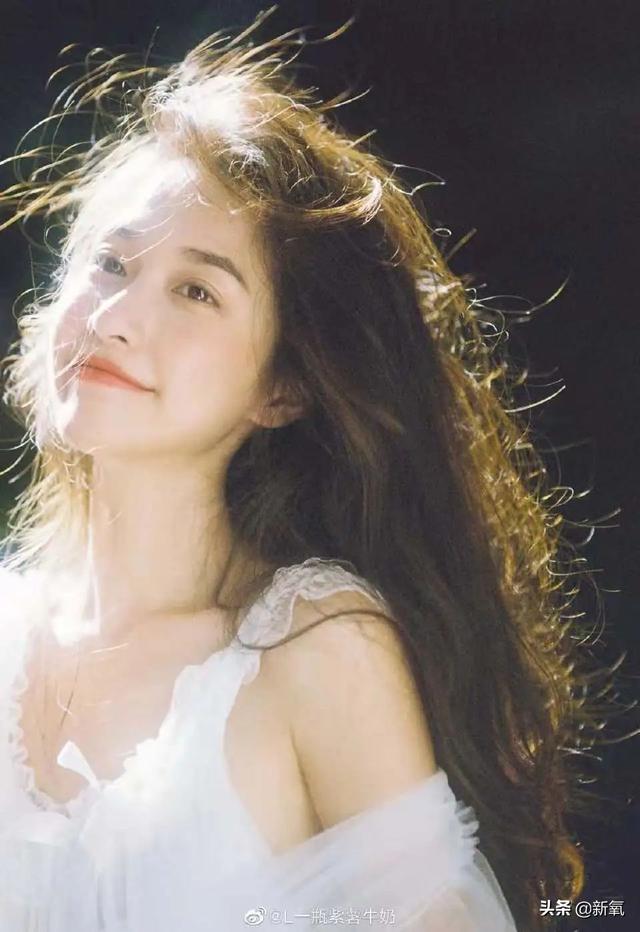 這張憂(yōu)郁的甜妹臉，隨便一張都是會(huì)被美少女們拿來(lái)做頭像的程度