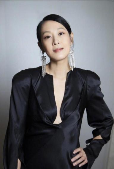 51歲劉若英一襲“陰溝裙”好撩人，氣質(zhì)優(yōu)雅如少女，讓人不敢直視