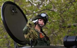 俄羅斯女人圖片(比鋼鐵武器更加吸引鏡頭，俄羅斯女兵用美麗和迷人的微笑征服世界)