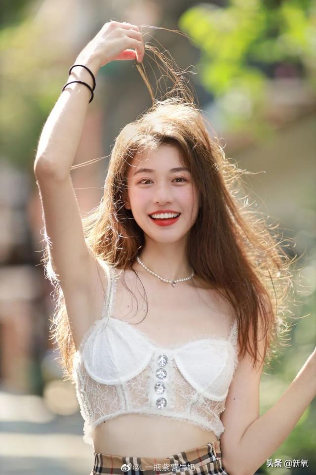 這張憂(yōu)郁的甜妹臉，隨便一張都是會(huì)被美少女們拿來(lái)做頭像的程度