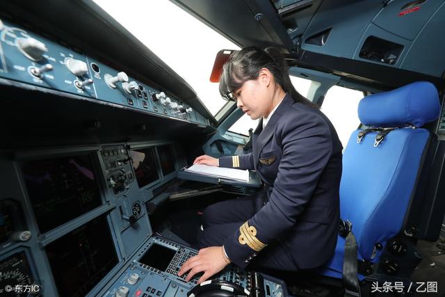 24歲美女駕民航客機(jī)一周飛四趟，從不穿裙子，第一次飛行滿手是汗