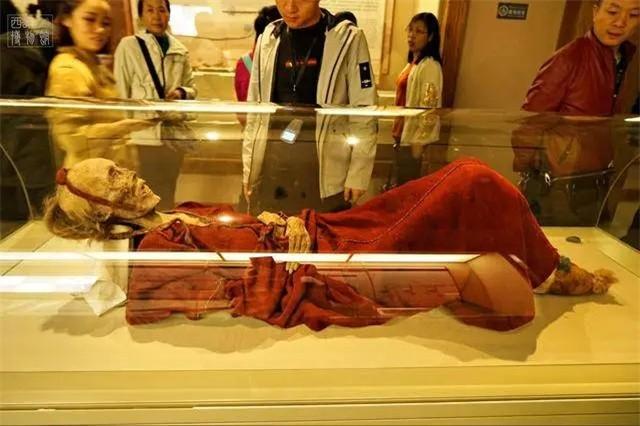 2003年新疆挖出女干尸，骨骼紋路清晰，嘴唇還涂著2700年前的口紅