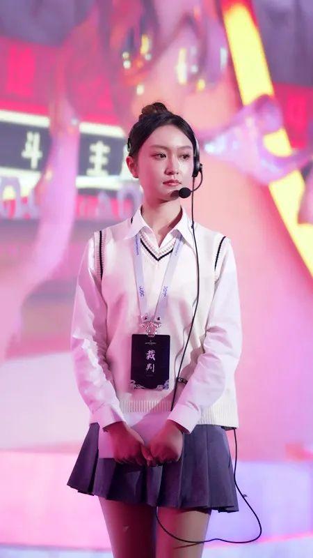 賽場靚麗風(fēng)景線——美女裁判