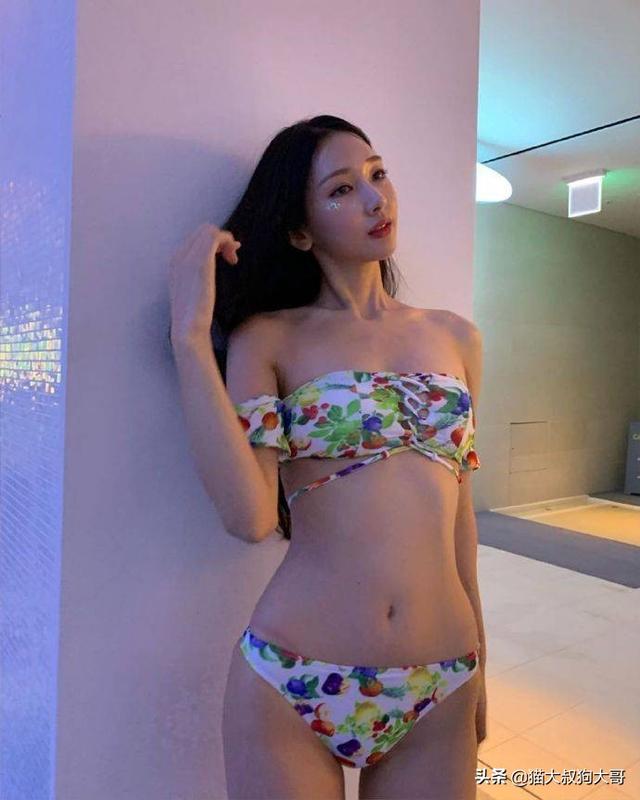 性感美女穿舒適比基尼泳衣，凸顯迷人性感身材和曼妙曲線