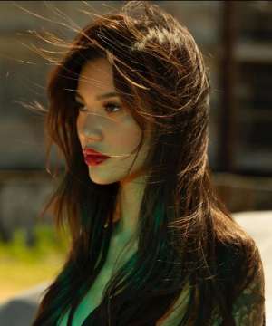 亞裔美女(畫家的女模特？性感嫵媚的美國亞裔美女Camila Killa)