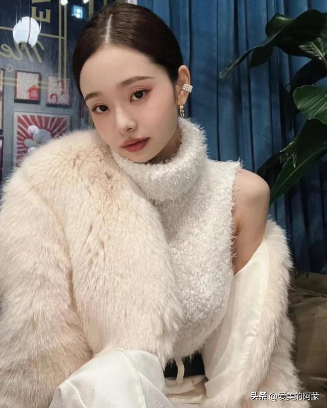 韓國貓系拽姐宋智雅的穿搭絕了，大胸女孩的穿衣模板，又辣又美