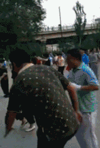 “妹子睡覺把腳伸我這，要給她點教訓嗎？”哈哈哈撓她的腳心才對