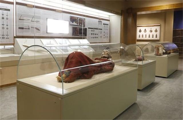 2003年新疆挖出女干尸，骨骼紋路清晰，嘴唇還涂著2700年前的口紅
