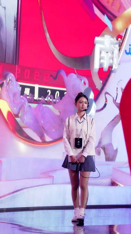 賽場靚麗風(fēng)景線——美女裁判