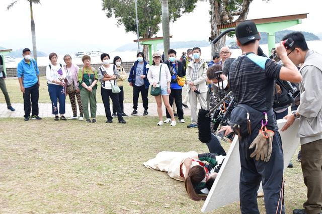 TVB女星戶外拍親密戲遭大爺大媽圍觀，滿地翻滾最擔(dān)心中招狗屎