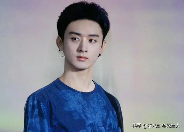 女星性轉(zhuǎn)男裝照：熱巴撞臉大眼仔，楊穎神似羅云熙，關(guān)曉彤變路人