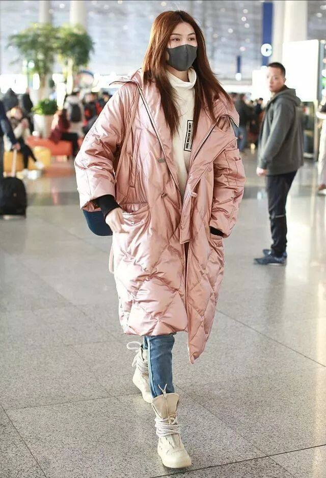 超模何穗曬連體泳裝照，大秀傲人曲線，腹部隆起疑似懷孕
