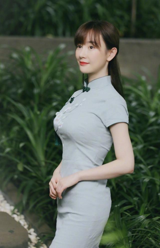 張檬頻繁秀身材？綠色開口泳衣身材一覽無余，穿旗袍堪稱人間尤物
