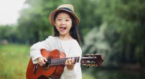 吉他女孩(6歲南京女孩周昭妍，被稱“吉他女孩”火遍外網(wǎng)，圈粉3000萬)