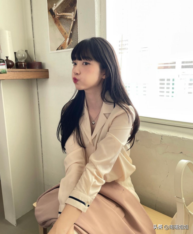 臉大、臉寬的女生別再留“中分”了！這幾款發(fā)型，才是真的顯臉小