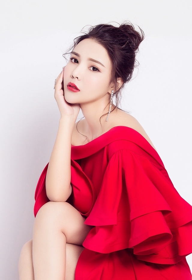 賀雅蘭 演藝界當(dāng)紅女星 知名歌手 演員 超人氣偶像