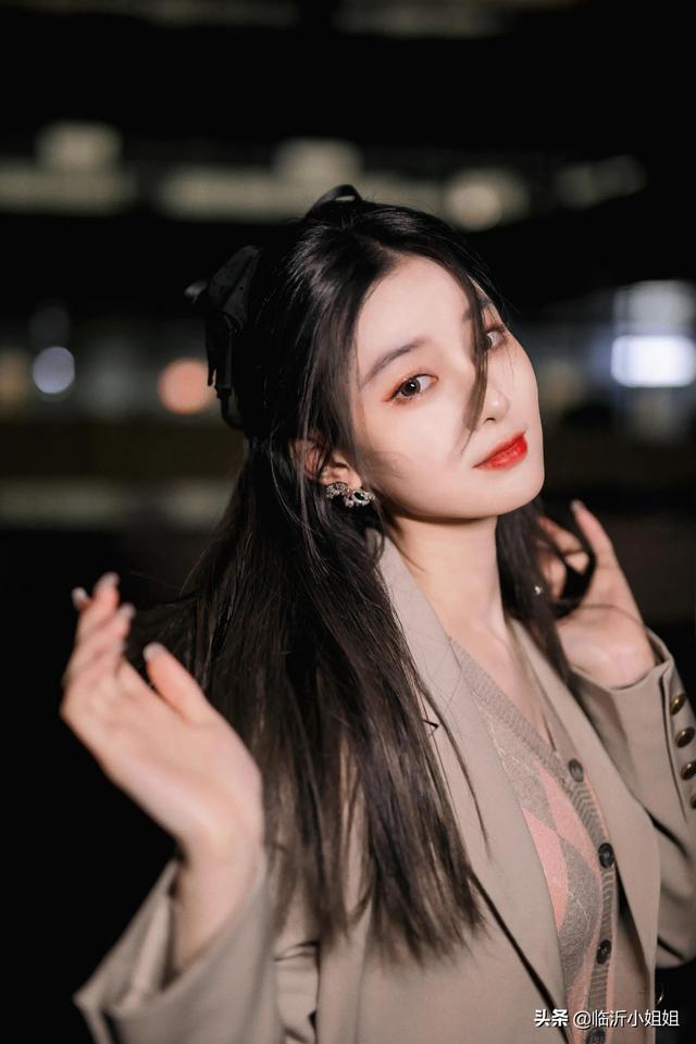 徐藝洋，性感嫵媚的清爽美女，俏麗冷艷的外形，美爆啦