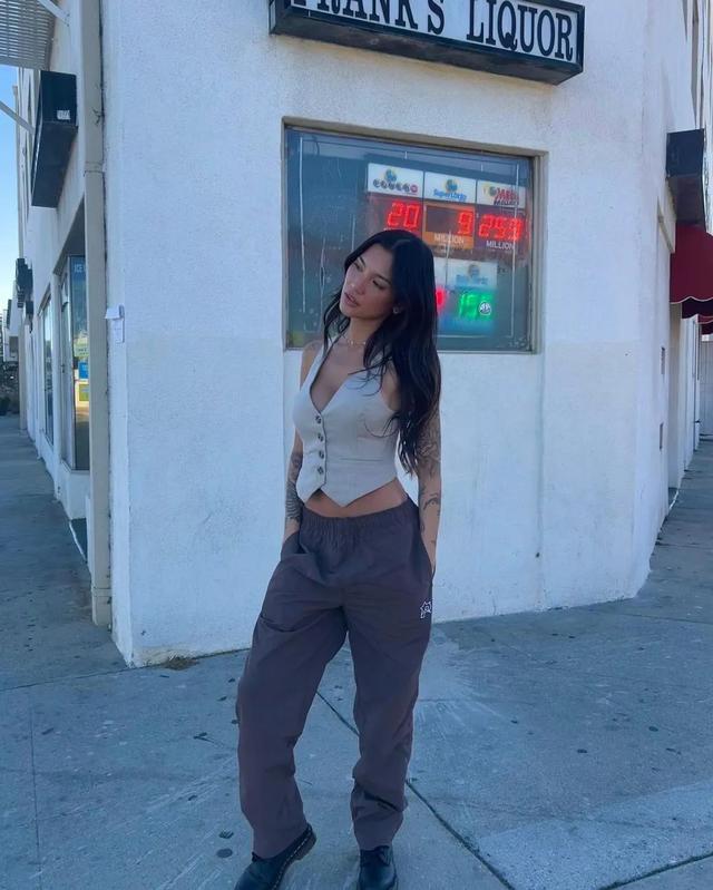 畫家的女模特？性感嫵媚的美國亞裔美女Camila Killa