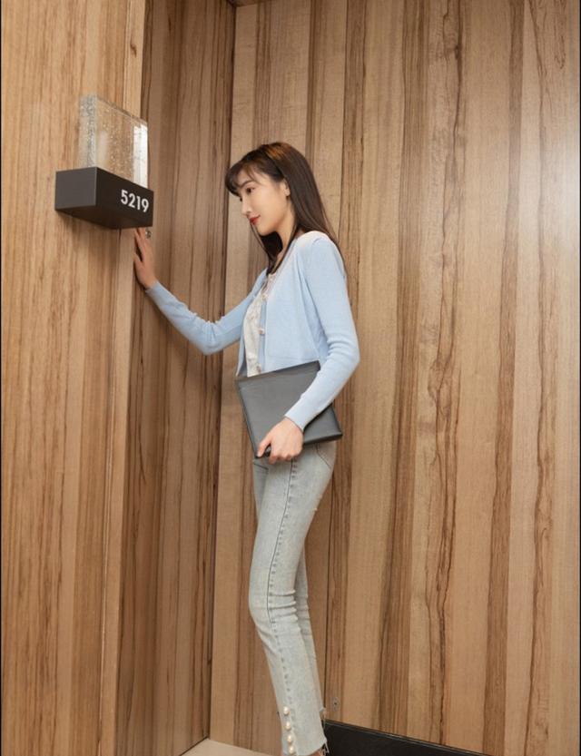 時尚性感的牛仔褲美女，簡單的牛仔褲讓美女穿出了高級的時尚感
