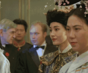 “妹子睡覺把腳伸我這，要給她點教訓嗎？”哈哈哈撓她的腳心才對