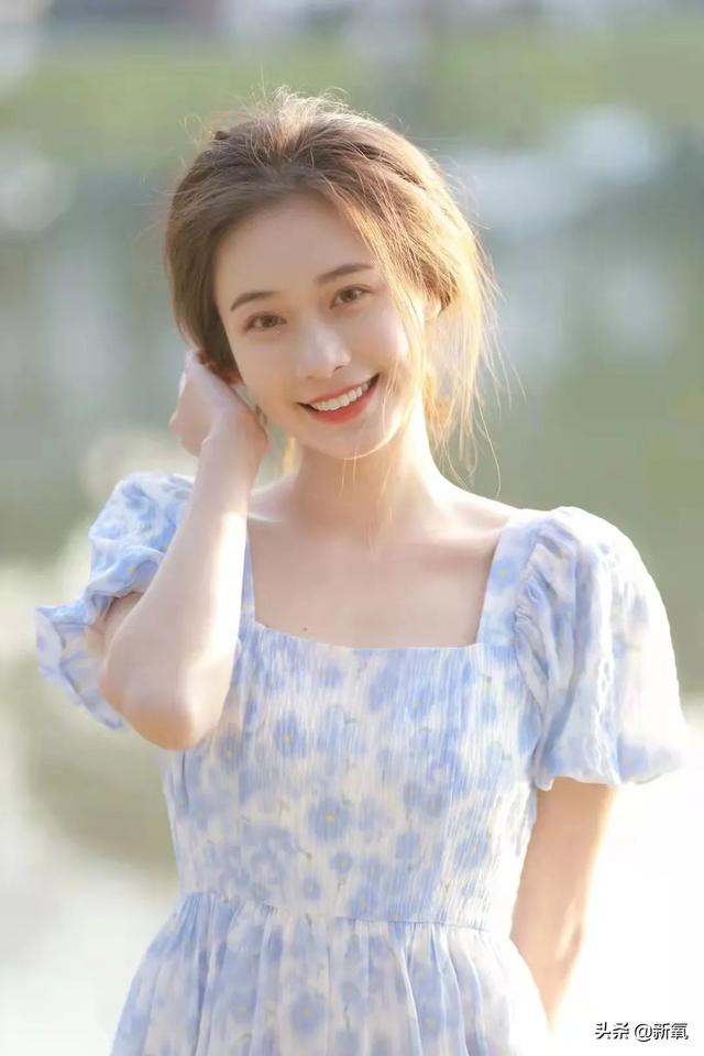 這張憂(yōu)郁的甜妹臉，隨便一張都是會(huì)被美少女們拿來(lái)做頭像的程度