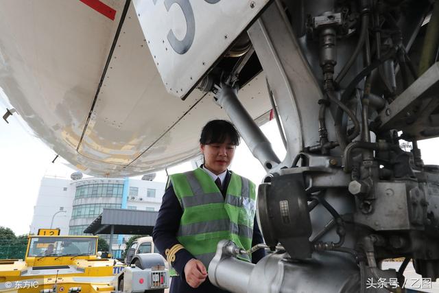 24歲美女駕民航客機(jī)一周飛四趟，從不穿裙子，第一次飛行滿手是汗