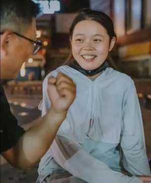 微笑女孩(昨夜，她的笑容，讓全網(wǎng)心疼……)