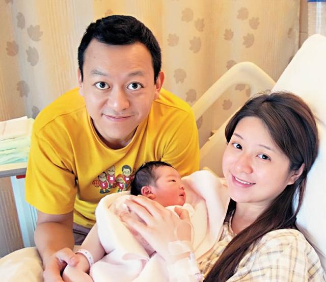 香港知名女星愛上空中瑜伽，大秀豐滿好身材，因裙子太透疑走光
