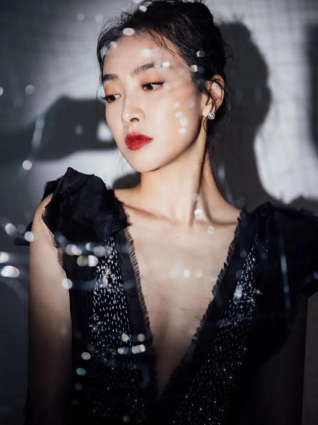 八位美女寫(xiě)真，風(fēng)姿綽約小天仙，驚鴻一瞥清流溪，有你喜歡的嗎？