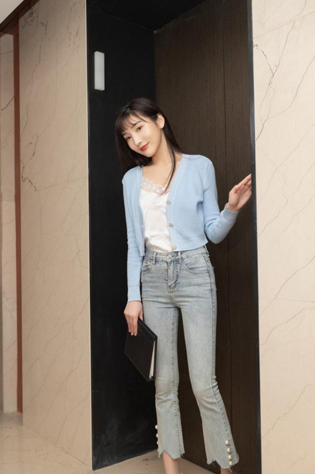 時尚性感的牛仔褲美女，簡單的牛仔褲讓美女穿出了高級的時尚感