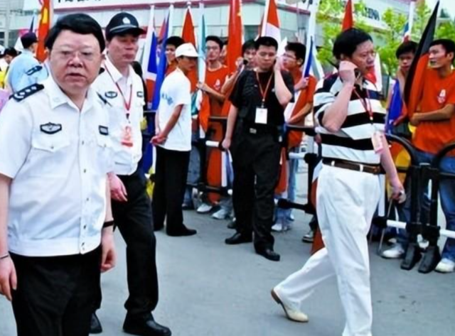 “打黑局長(zhǎng)”文強(qiáng)墮落史：霸占女警花10年，被捕時(shí)家中發(fā)現(xiàn)2000萬(wàn)