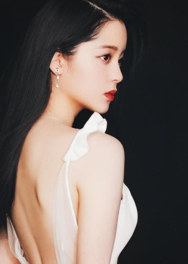 歐陽娜娜接班迪麗熱巴，嘗試性感路線嫵媚捂胸，小姑娘身材真有料
