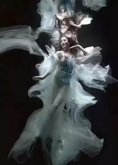 美女水中拍照，一個(gè)不小心走光了，成片效果讓人流鼻血！