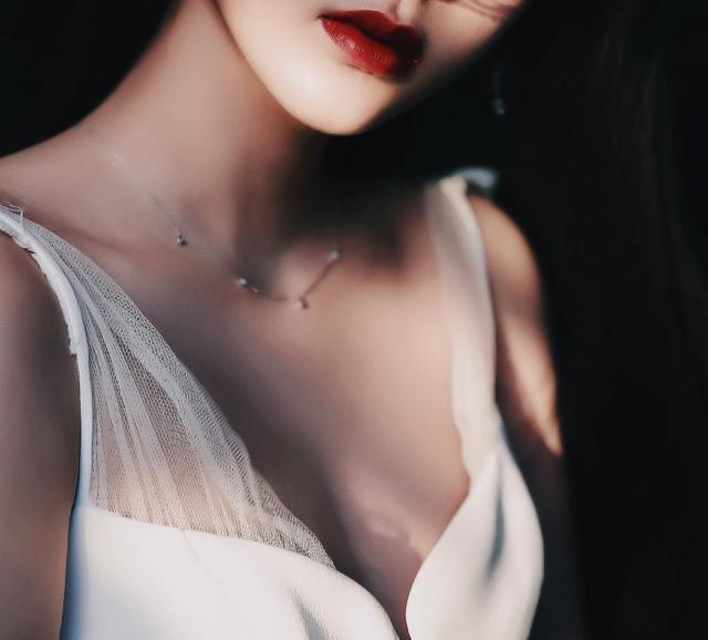 歐陽娜娜接班迪麗熱巴，嘗試性感路線嫵媚捂胸，小姑娘身材真有料